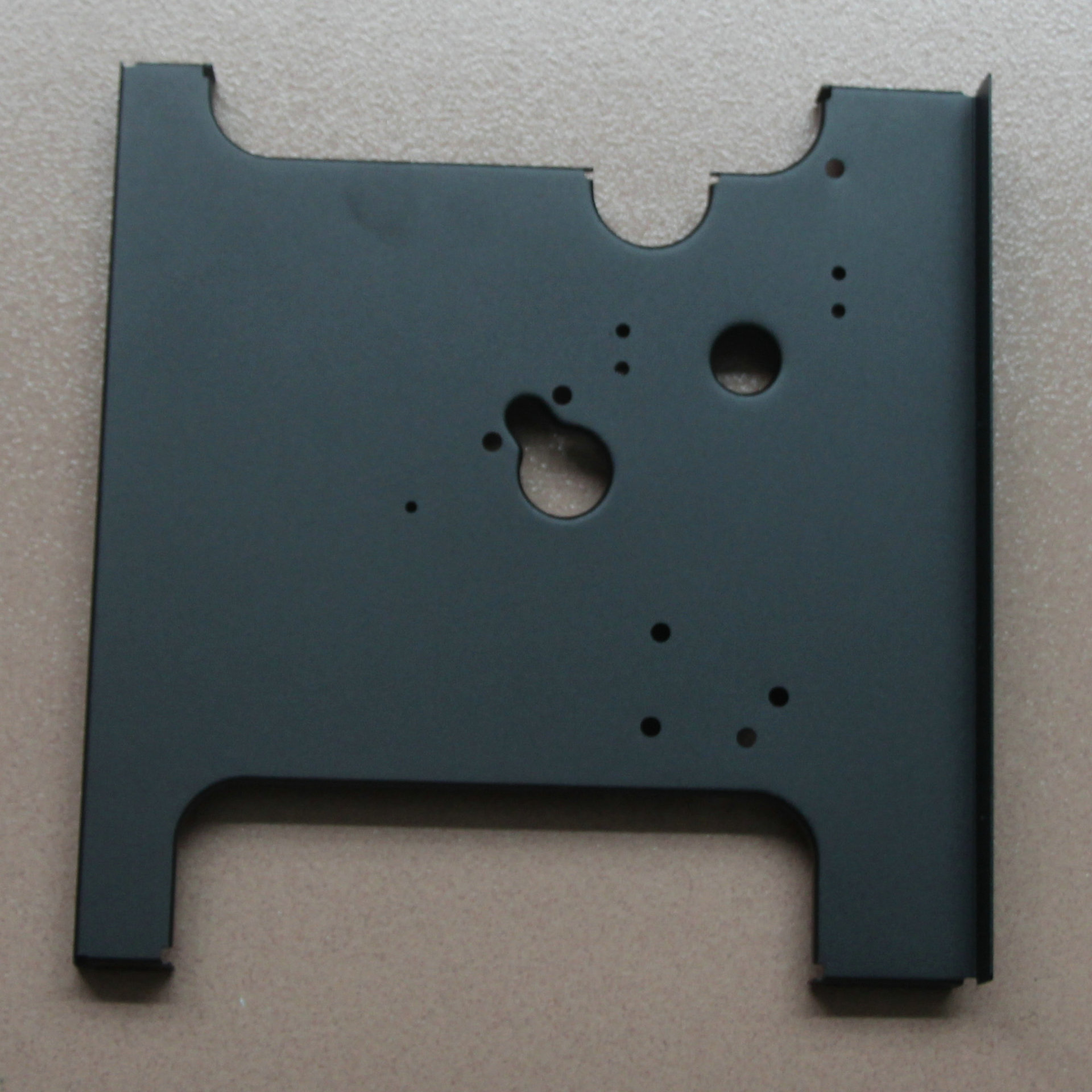 通过缓冲介质也可以在保证支撑板正常弯曲的情况下