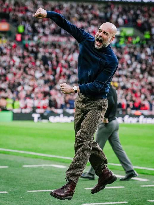 曼城时隔多年再夺英超冠军 球员赛后激情庆祝释