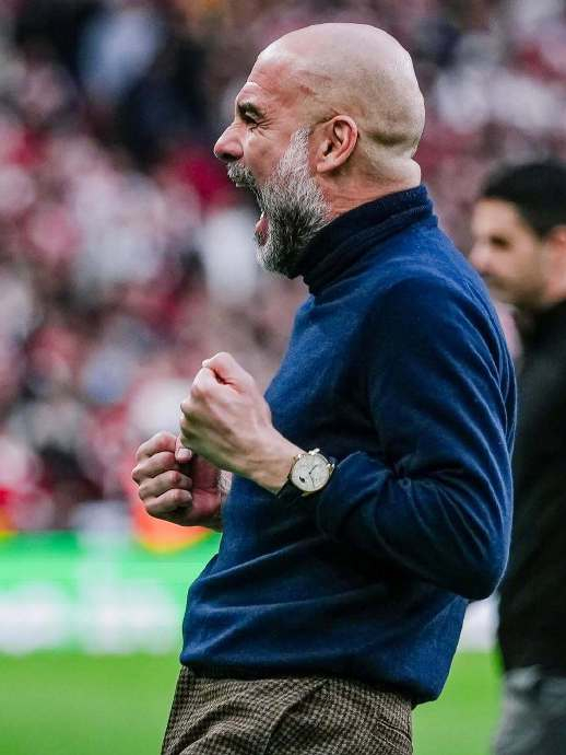 曼城时隔多年再夺英超冠军 球员赛后激情庆祝释