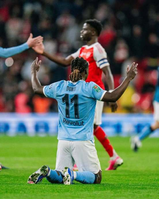 曼城时隔多年再夺英超冠军 球员赛后激情庆祝释