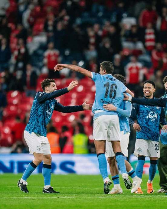 曼城时隔多年再夺英超冠军 球员赛后激情庆祝释