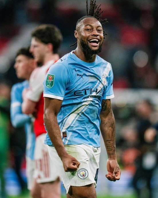 曼城时隔多年再夺英超冠军 球员赛后激情庆祝释