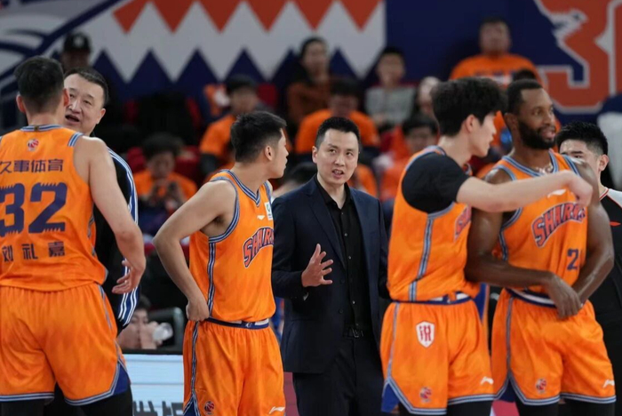 怀特塞德统治内线，上海男篮三战横扫广东男篮