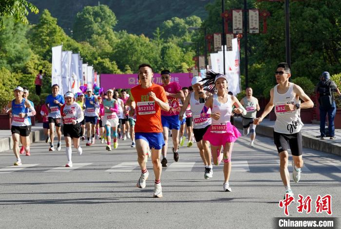 穿越震后新生路：2025汶川半程马拉松在映秀鸣枪