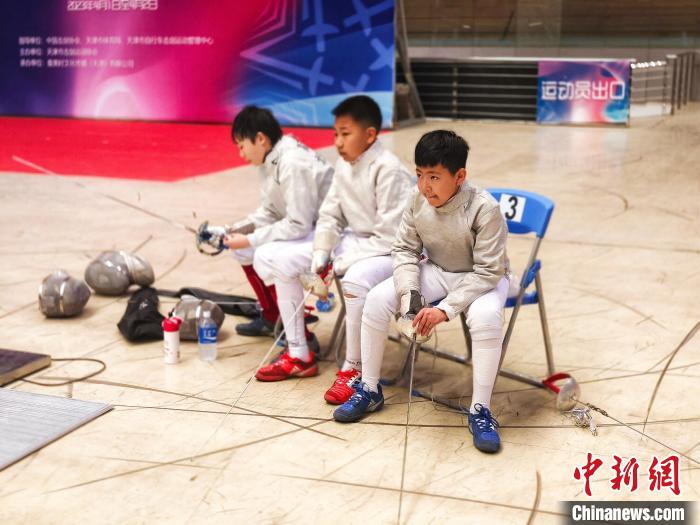 近两千名青少年剑客齐聚天津团泊体育中心，自