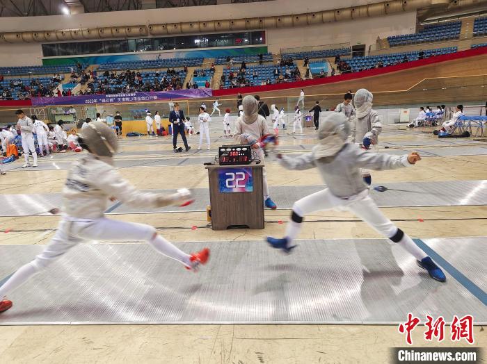 近两千名青少年剑客齐聚天津团泊体育中心，自