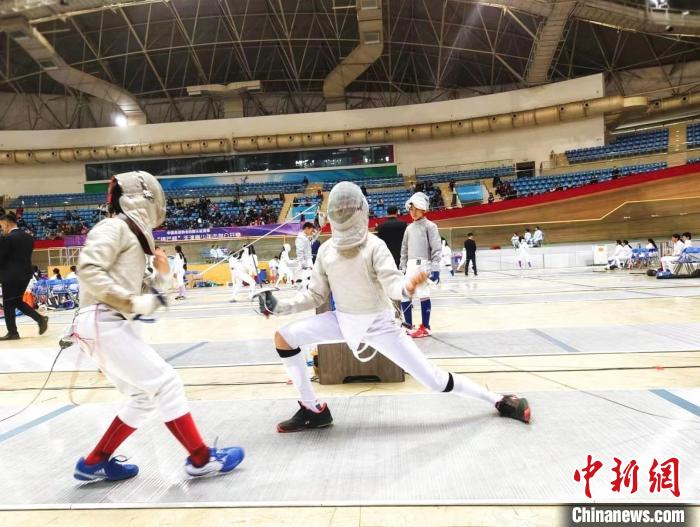 近两千名青少年剑客齐聚天津团泊体育中心，自